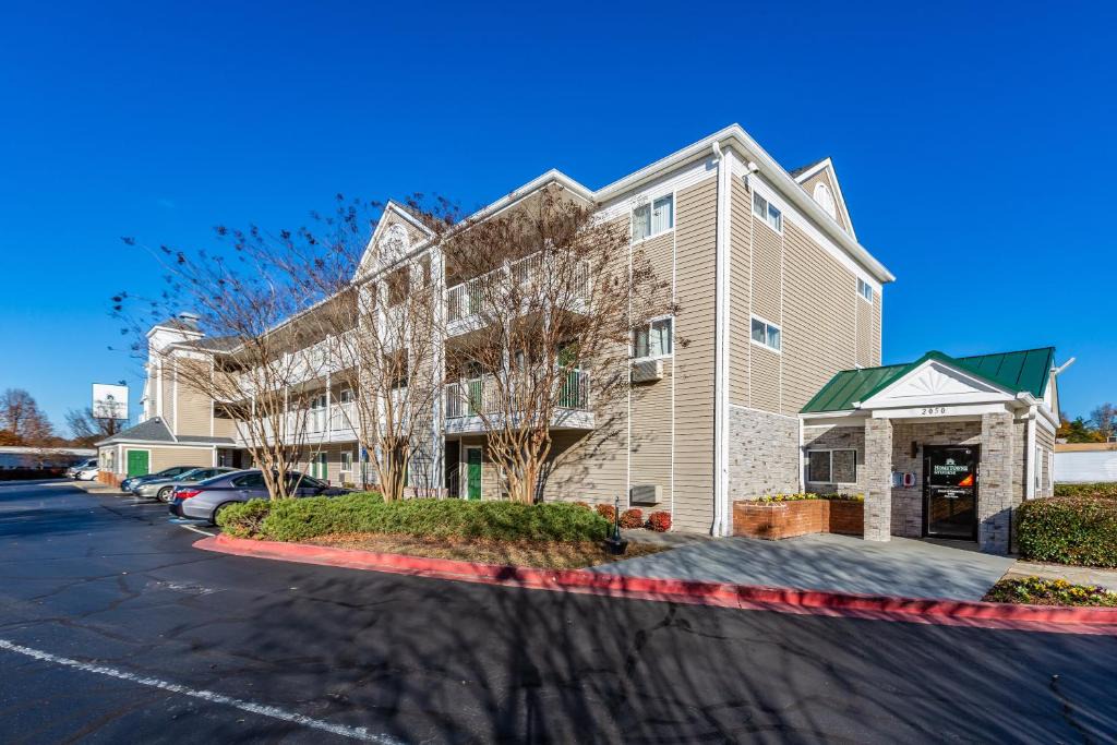 Chamblee Hotel | HomeTowne Studios by Red Roof Atlanta - Chamblee
