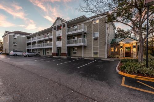 Casselberry Hotel | HomeTowne Studios by Red Roof Orlando - Casselberry