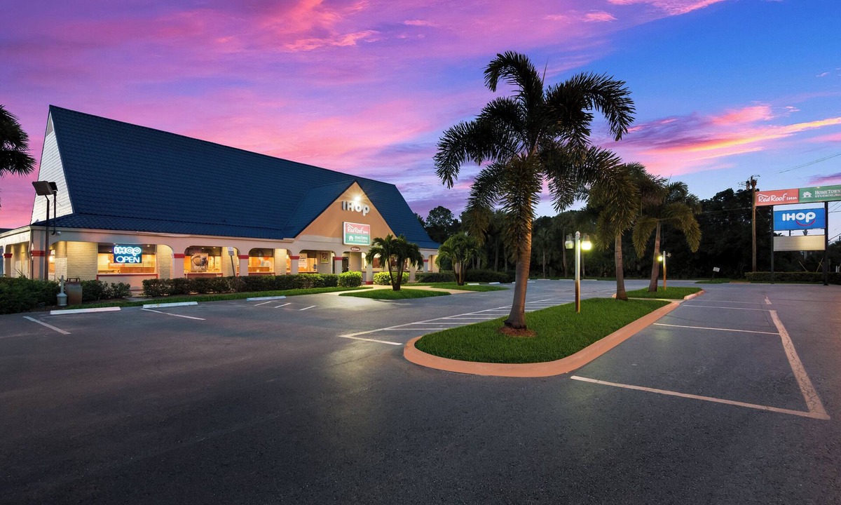 Vero Beach Hotel | HomeTowne Studios By Red Roof Vero Beach - I-95