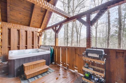 Townsend House | Honey Bear Pause: Rural Escape w/Porch & Hot Tub!