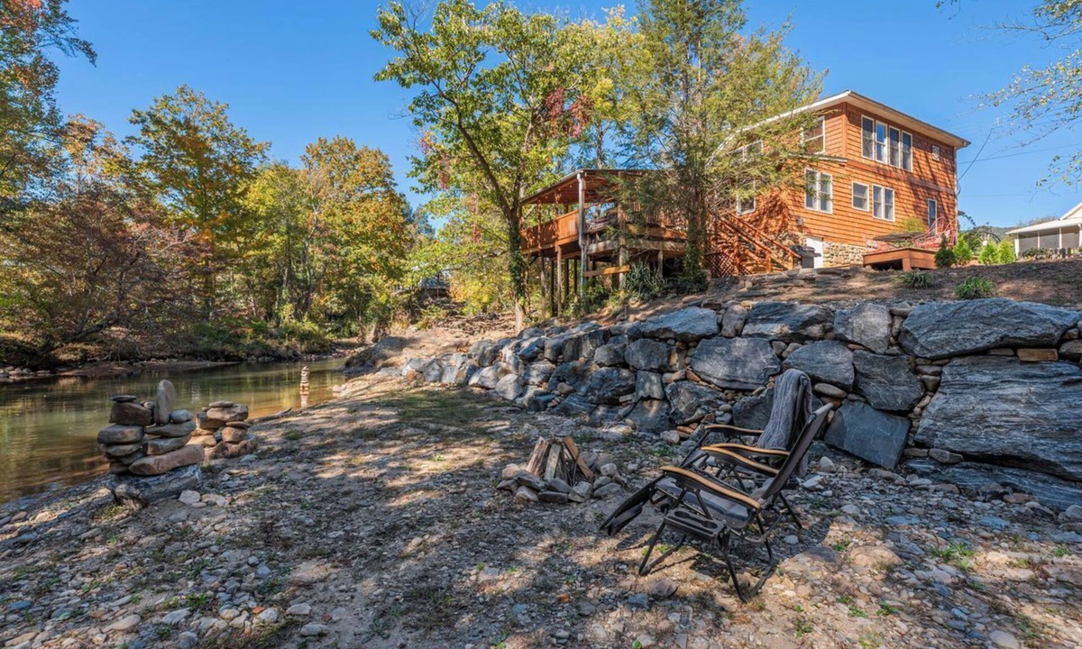 Hot Springs House | Hot Springs Creek House – Hot Tub & Space for Everyone