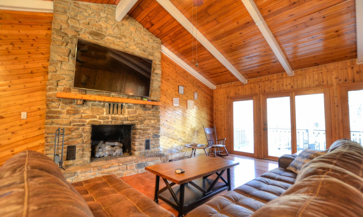 Almond House | Hot Tub Cabin🔥Game Room Fireplace Pet Friendly Near Bryson City