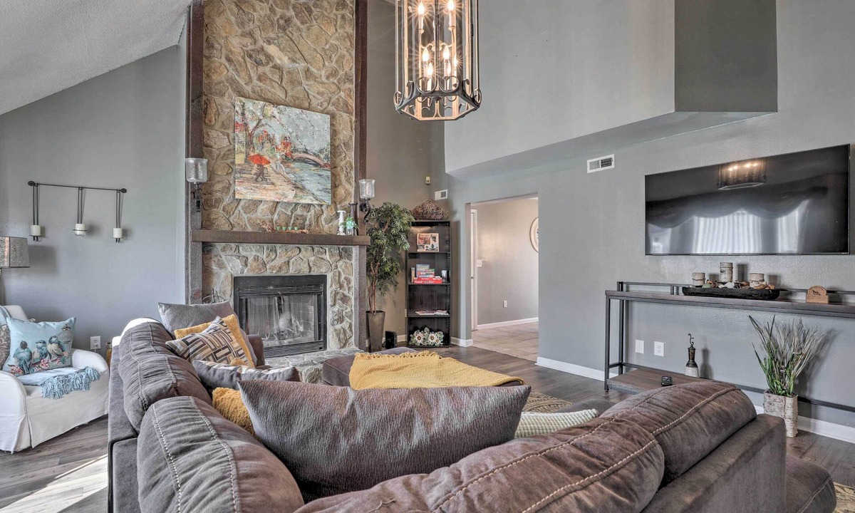 North Charleston House | Hot Tub! Family Getaway 17 Mi to Dtwn Charleston