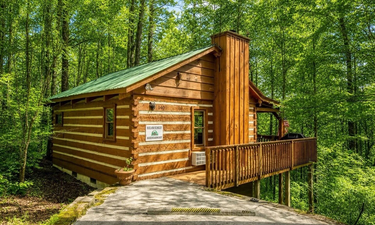 Townsend Cabin | Hot Tub❅Gas Fireplace❅King Bed❅Secluded❅Community Pool❅Cozy - BEARADISE