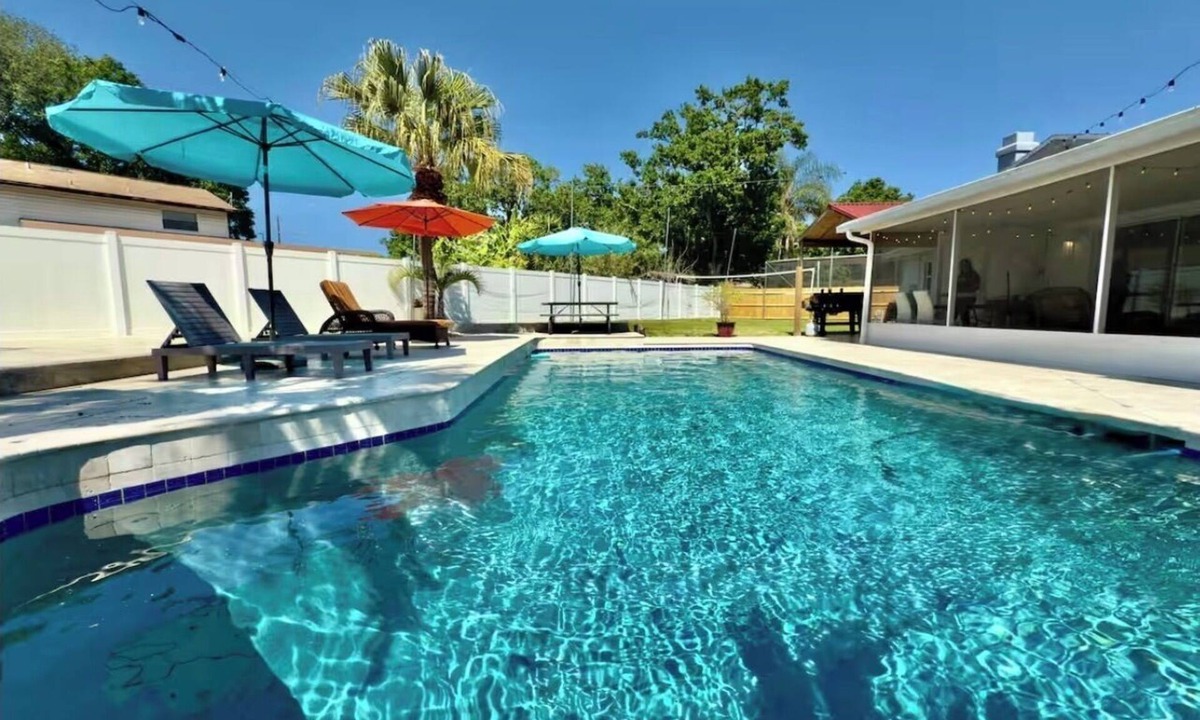 Bearss Plaza House | Huge home near Busch Gardens/Airport/Clearwater Beach