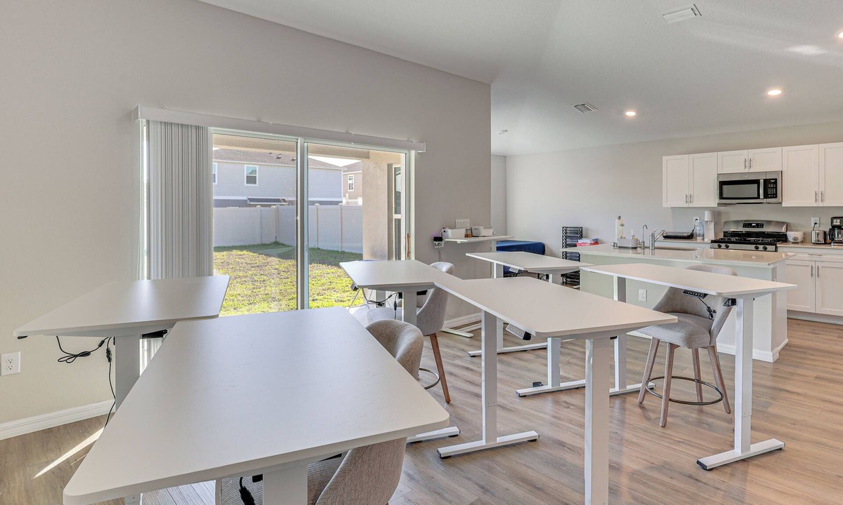 Balm House | Hybrid Work Retreat in Lithia w/ Pool Access!