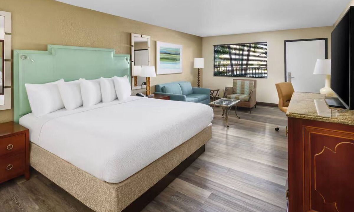 Southwest Orlando Hotel | ICON Park King Room Water Park & Arcade