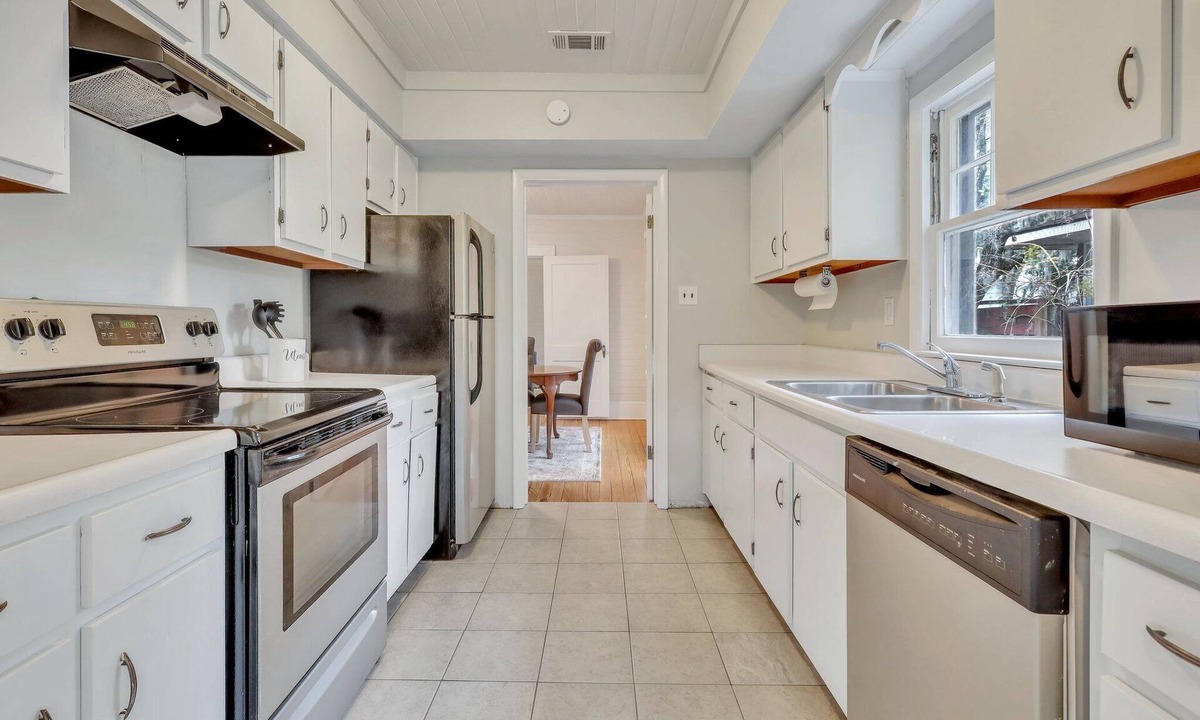 Hinesville House | In Heart of Hinesville and 1.4 miles from Fort Stewart Main Gate