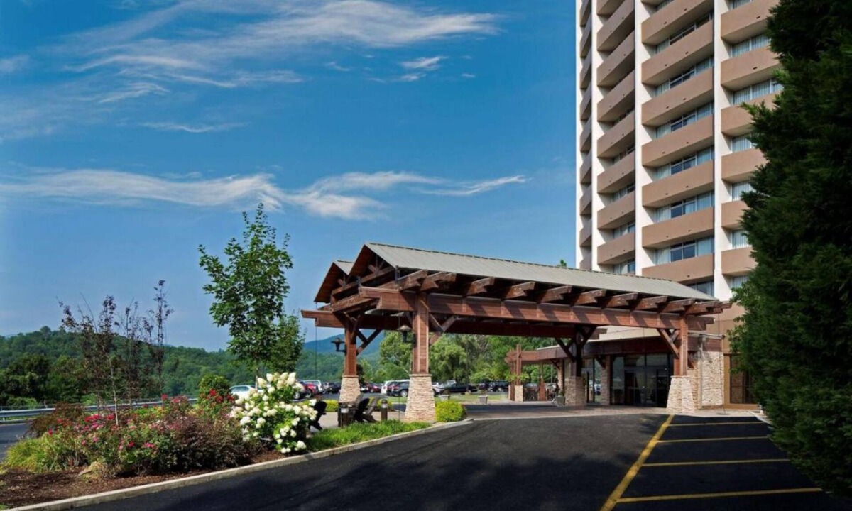 Gatlinburg Hotel | Indoor Swimming Pool, Pets Allowed! Experience Gatlinburg's Magic!