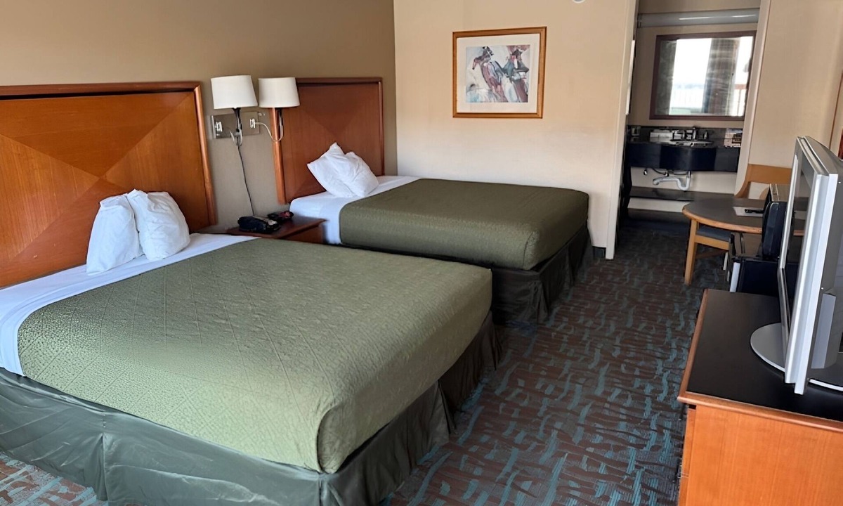 Harriman Hotel | Inviting 4-Room Stay with Complimentary Parking & Continental Breakfast