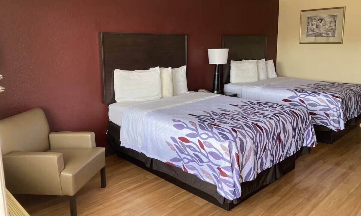 Cleveland Hotel | Inviting Space w/Two Queen Beds – 3 Mins to Bradley Square Mall