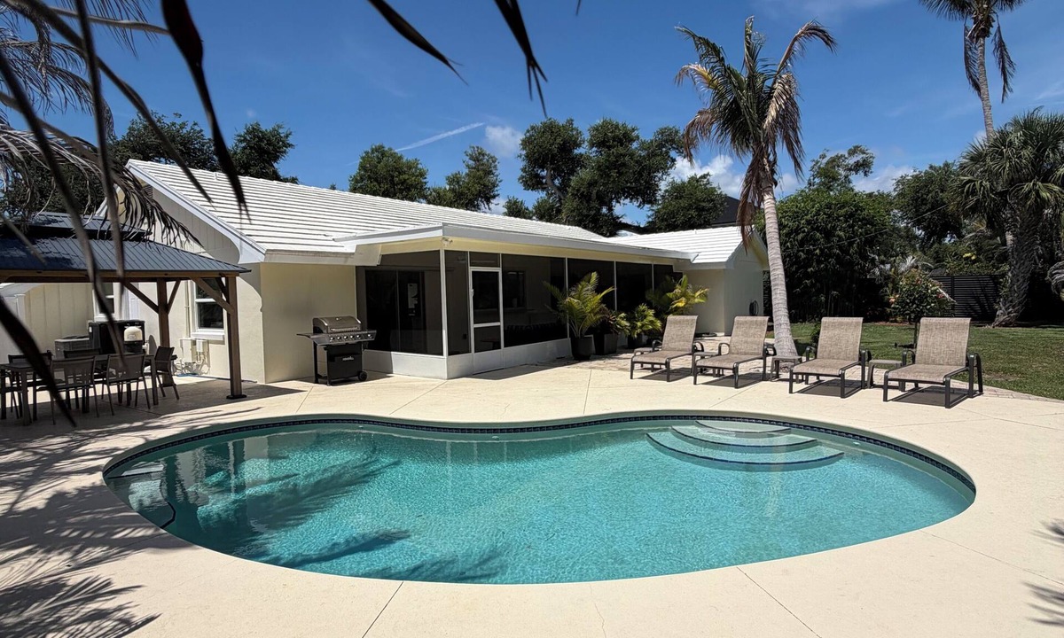 Central Beach House | Island Living, Within Walking Distance To Beach Restaurants Shops Parks Marina