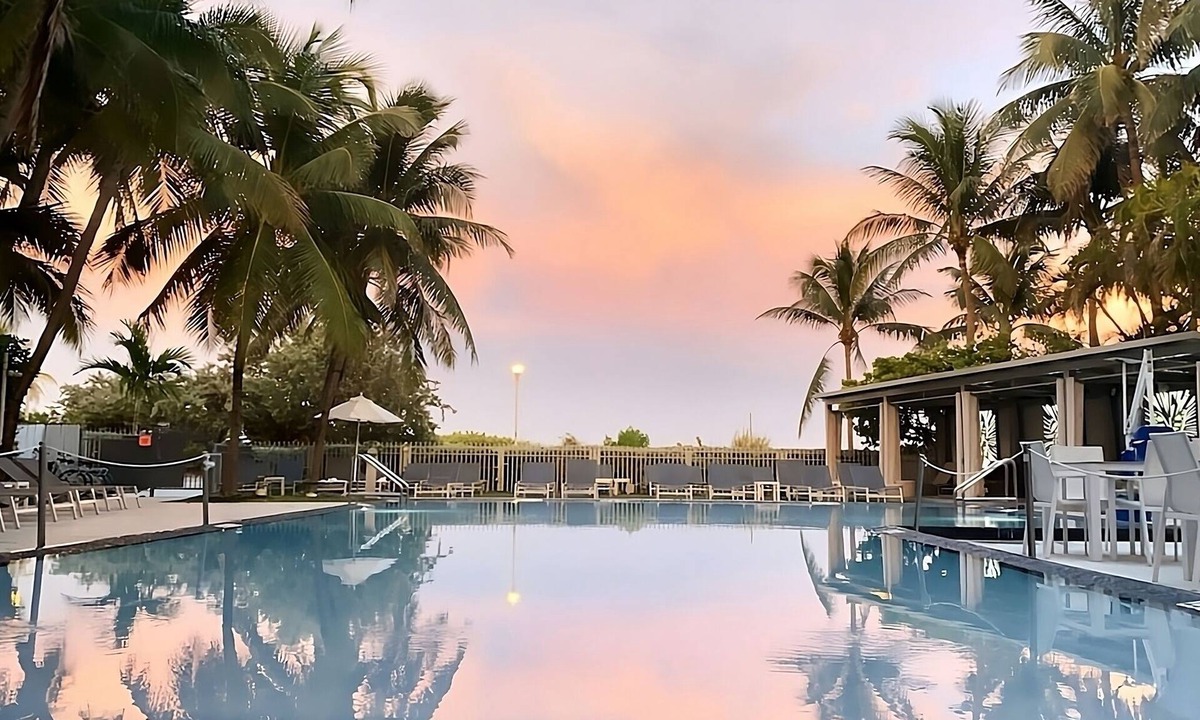City Center Hotel | Just Minutes from Attractions! 4 Family-friendly Units, Pool, Garden View
