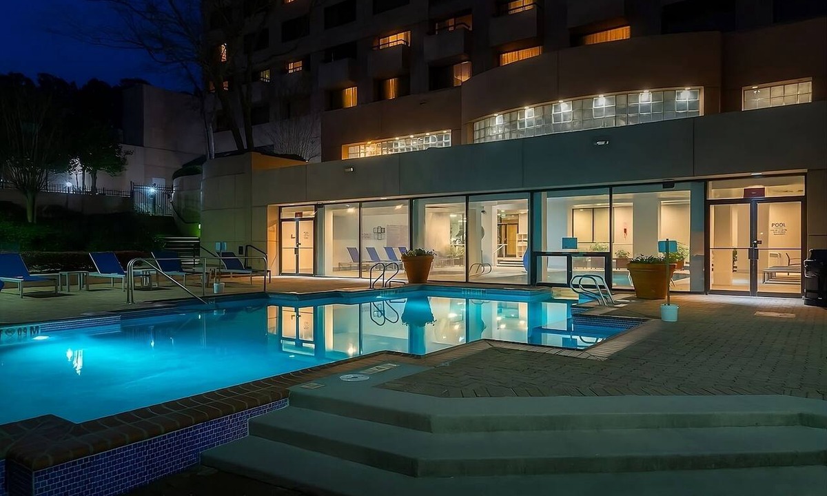 Gwinnett Place Hotel | Just What You Were Looking For! Amazing unit w/King & Sofa Bed | Pool Access