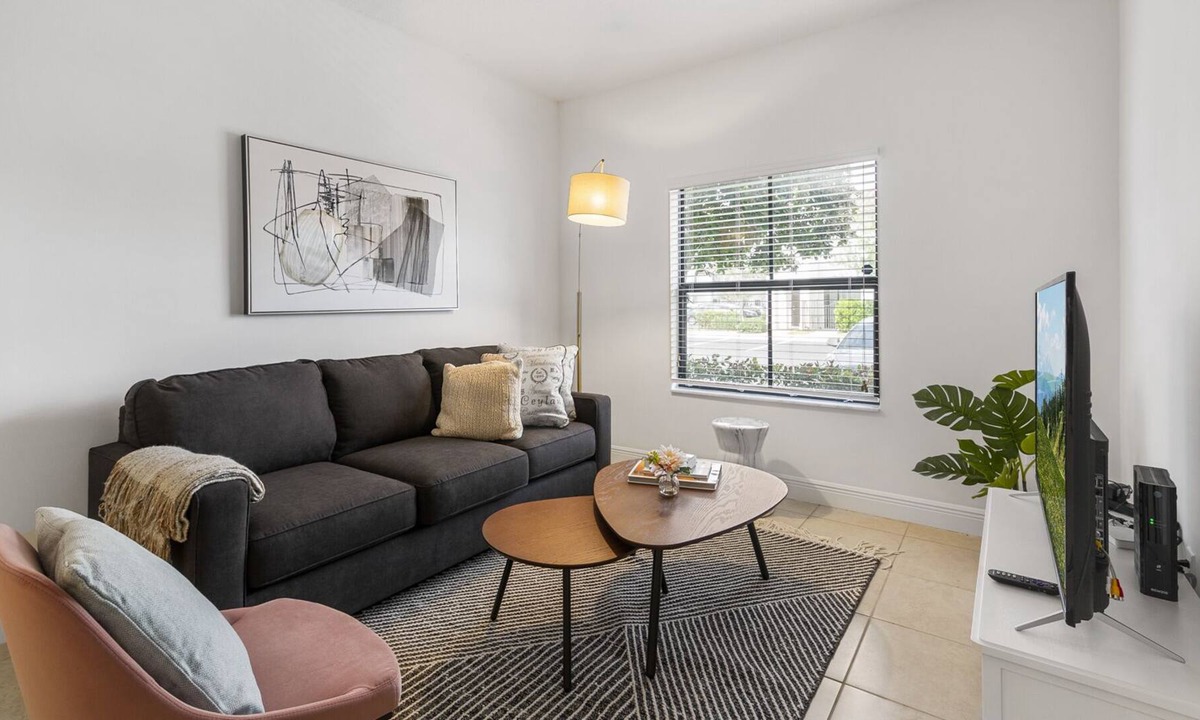 Davie Apartment | Kasa | Hit Las Olas Boulevard for Shopping + Dining | Fort Lauderdale