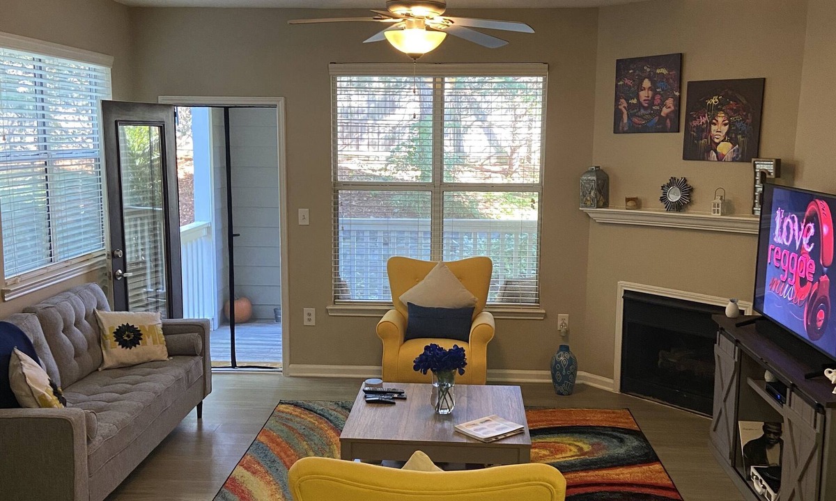 Northwest Raleigh Apartment | King Bd/Work Space, Free Parking, WiFi, Oasis…12 Minutes From RDU.Cozy and Chic
