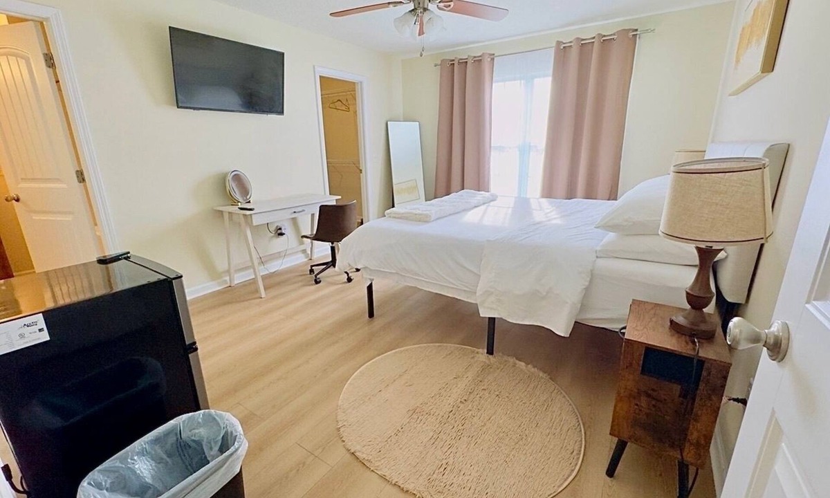 Statesboro House | King bed; Attached Bathroom; smart TV