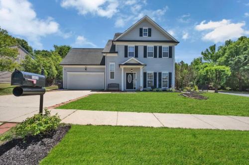 Steele Creek House | King Bed - Hot Tub - Fenced Yard - Near Carowinds