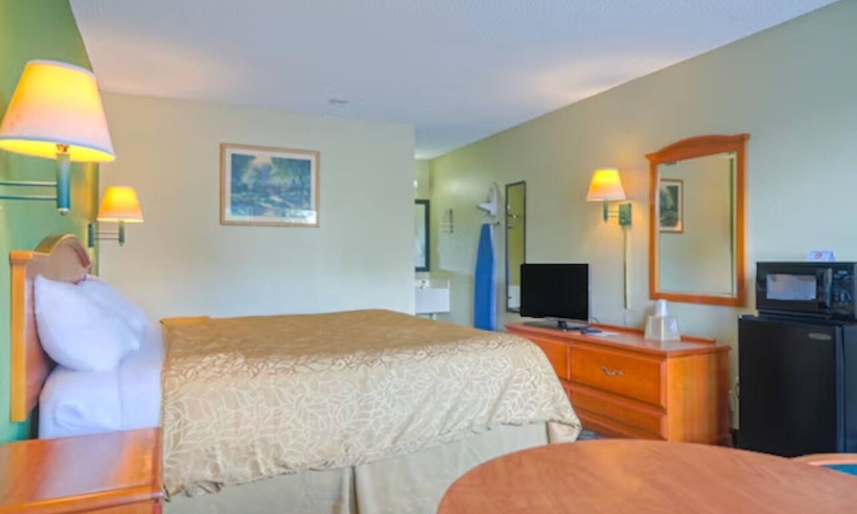 Ashburn Hotel | King Bed near World’s Largest Peanut | Easy I-75 Access & Free Parking