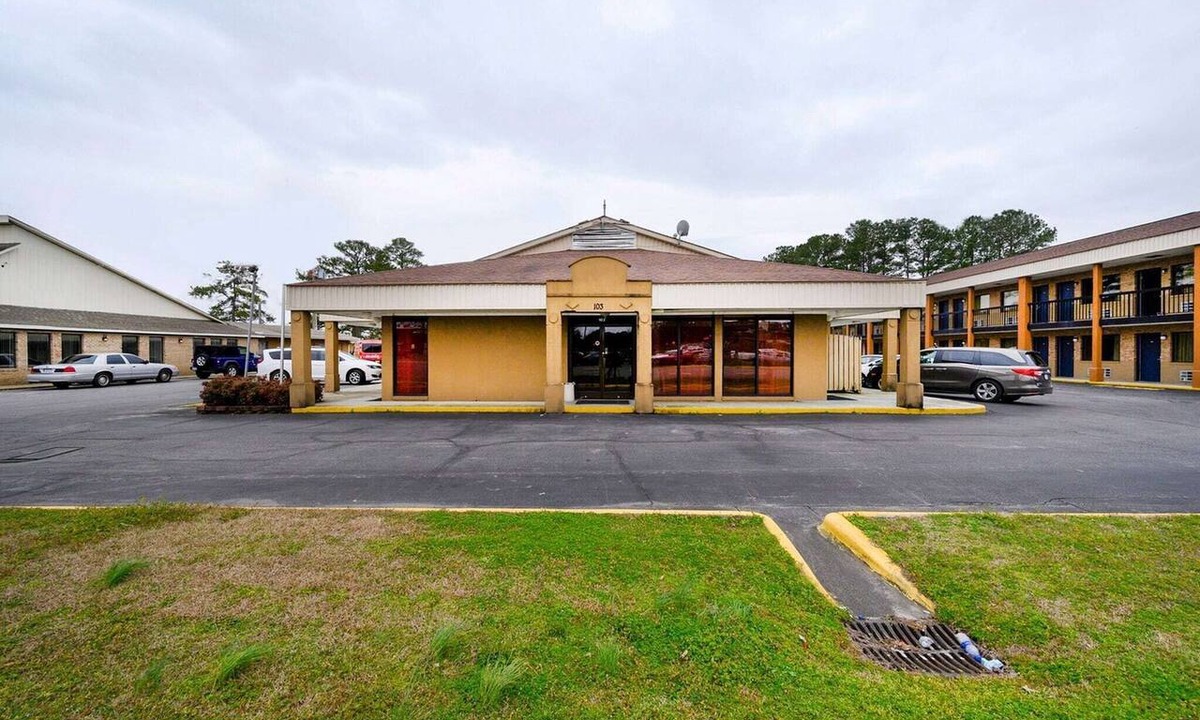 Williamston Apartment | King Bed Non Smoking