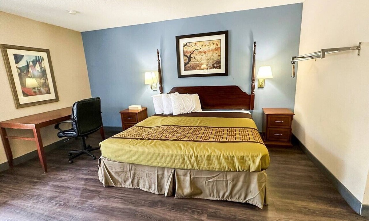 Ridgeway Apartment | King Bed Smoking with Kitchenette