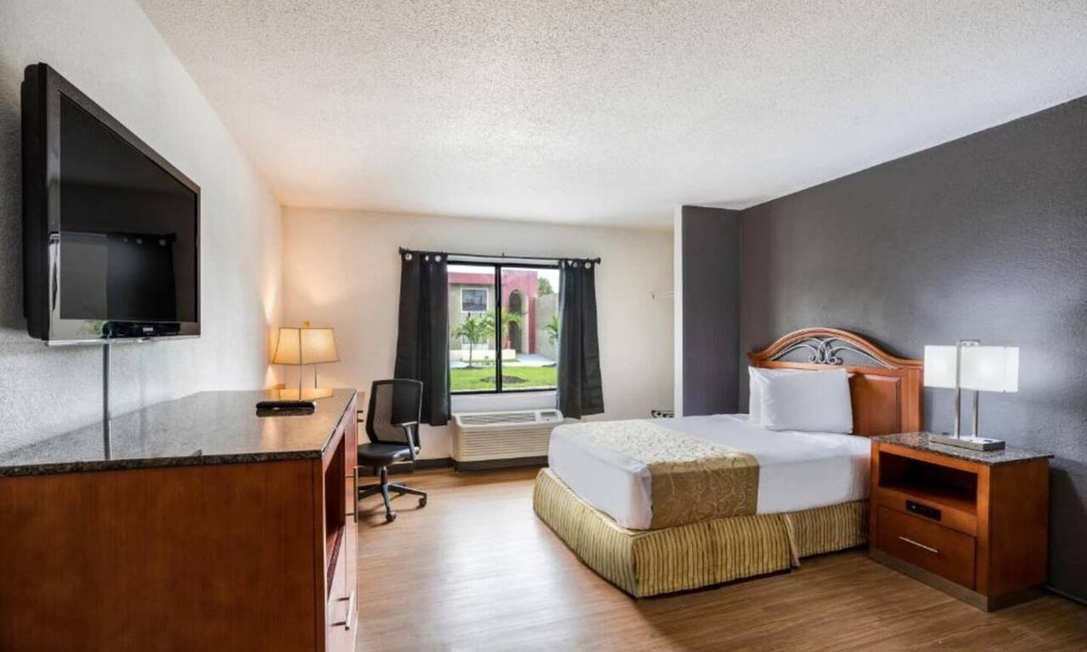 Orlando Hotel | King Bed with Kitchenette Non-Smoking