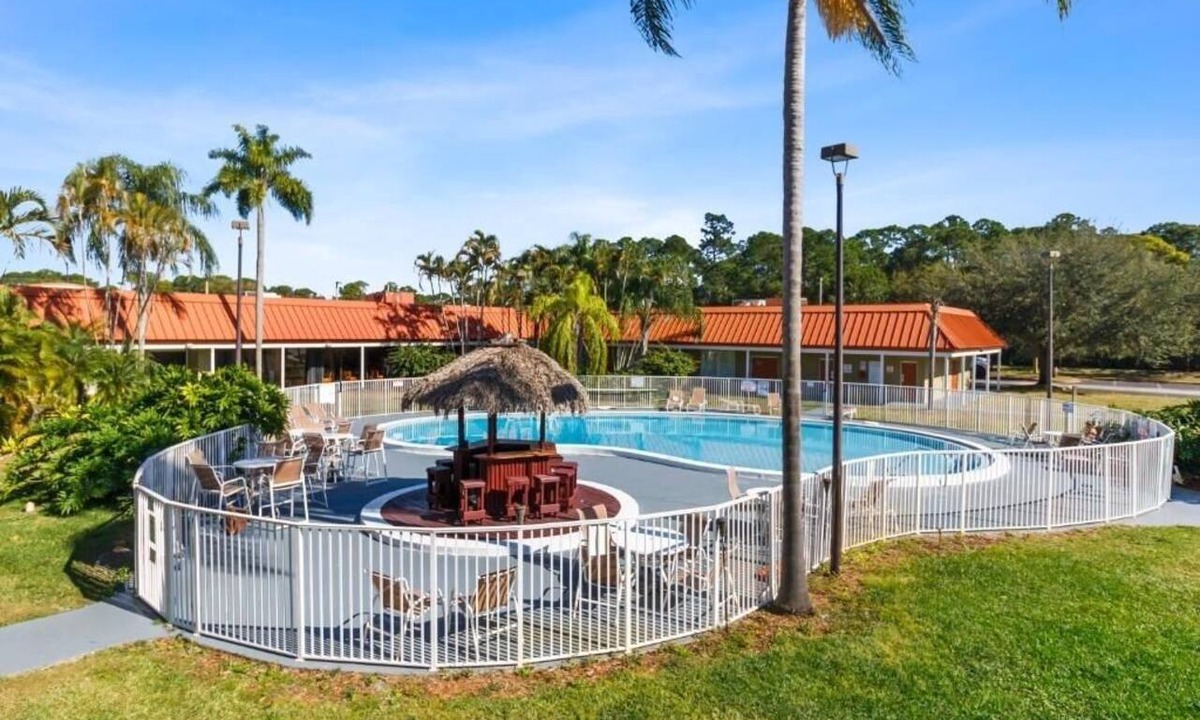 Vero Beach Hotel | King Deluxe | Family Friendly w/Free Coffee and Tea | Vero Beach Inn and Suite