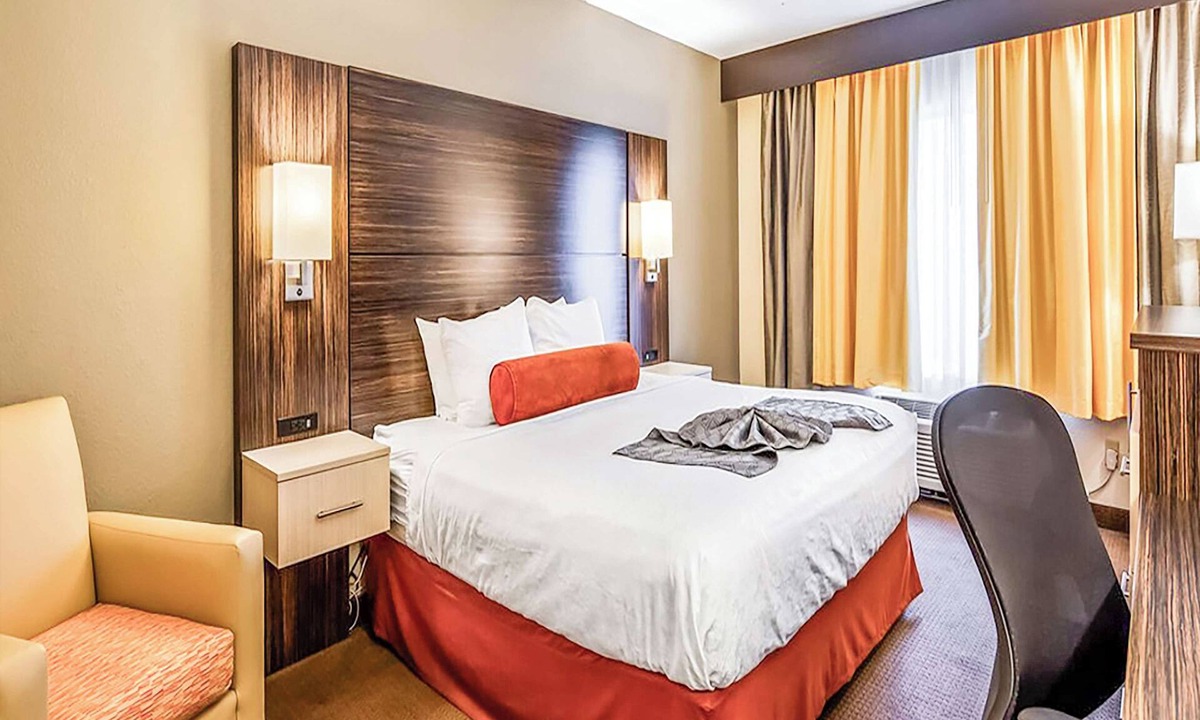 Orlando Hotel | King Room Near Airport with Pool Access & Free Parking