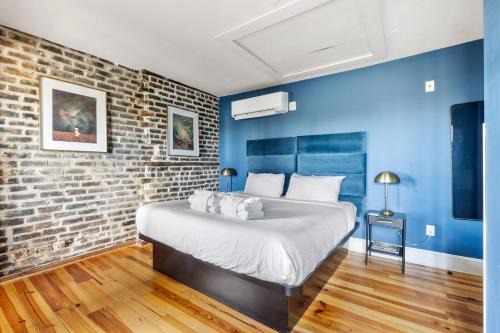 Historic District - North House | King Suite 4th Floor Downtown Hotel Boutique