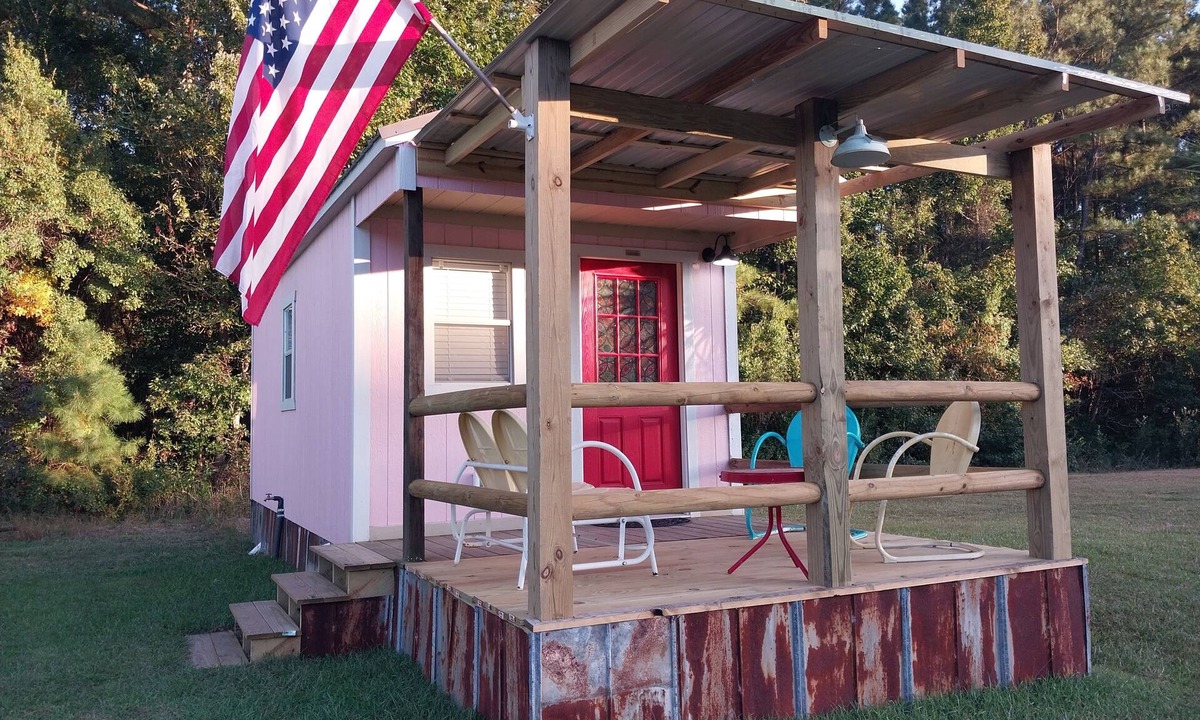 Hubert Cottage | King Suite Minutes to Beach Shopping Nature Trails Boating Historic Sites