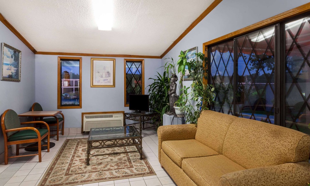 Seven Oaks Hotel | Knights Inn Columbia