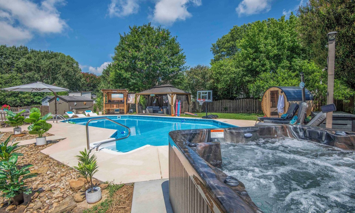 Knoxville House | Knoxville Escape - Resort Style Backyard - Pool, Hot Tub, Sauna - Sleeps 15