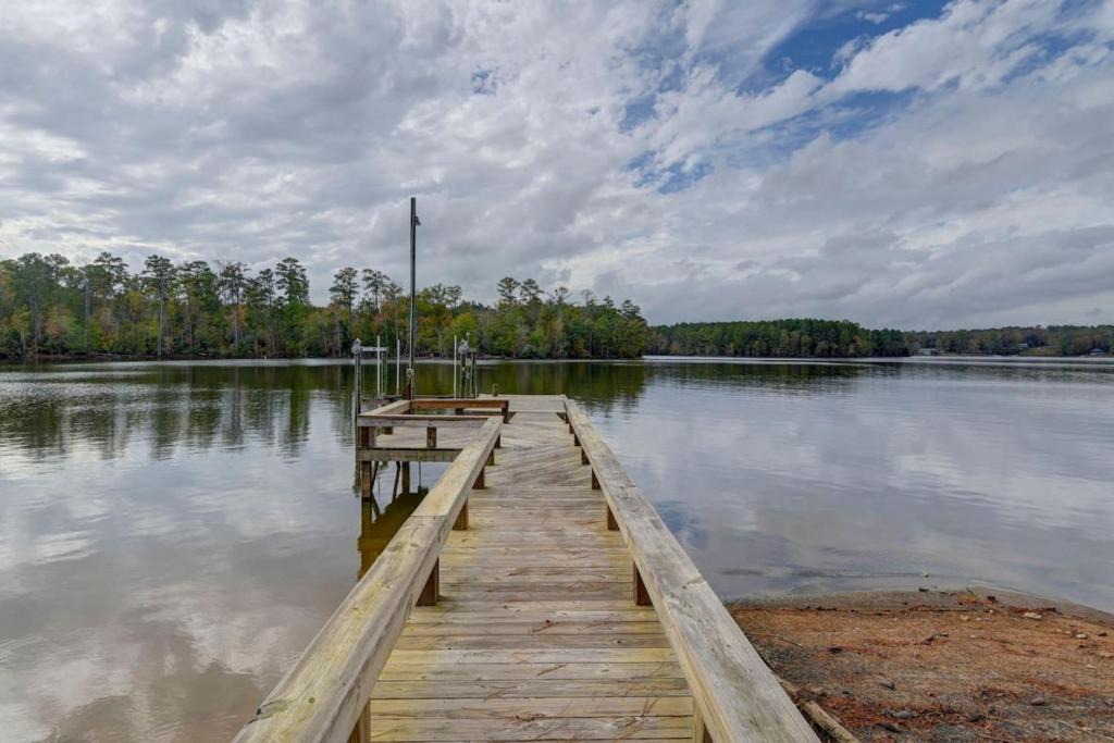 Leesville House | La La Lakehouse Sleeps 6