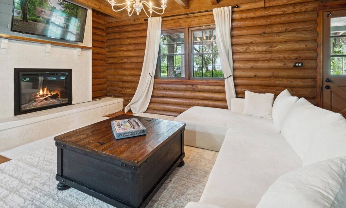 Fleming Cabin | Lake cabin w/pool, soak tub 3 bed/bath near Savannah