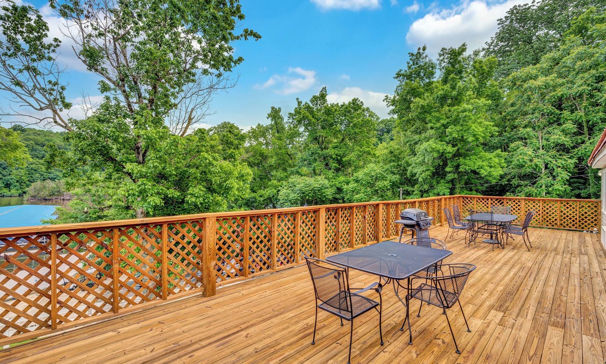 Smithville Cabin | Lake Front Lodge With a Pool and Bar & Grill