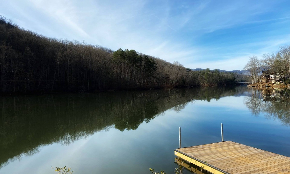 Robbinsville House | Lake front Sunset Cottage with dock & kayaks
