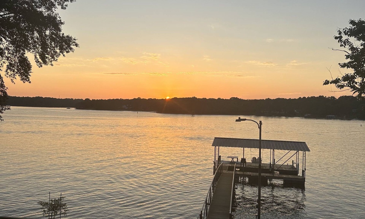 Anderson House | Lake Hartwell-10 miles to Clemson and short boat ride to Green Pond Landing