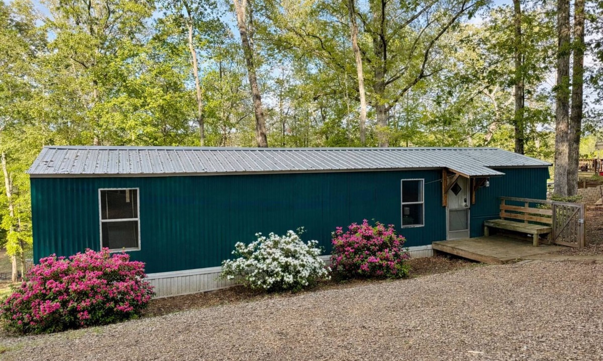 Anderson House | Lake Hartwell 2 bedroom w/ deck & dock! Plenty of parking for boats on trailers