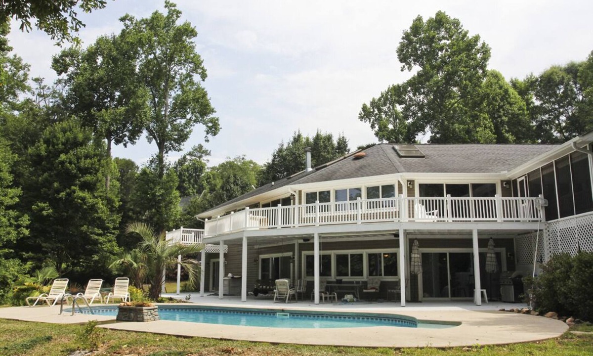 Seneca House | Lake Hartwell minutes to Clemson and a Salt Water Pool.