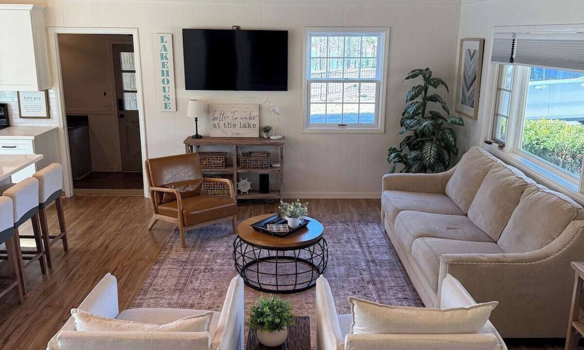 Fair Play Cabin | Lake Hartwell Waterfront Retreat w/Dock, Hot Tub & FirePit