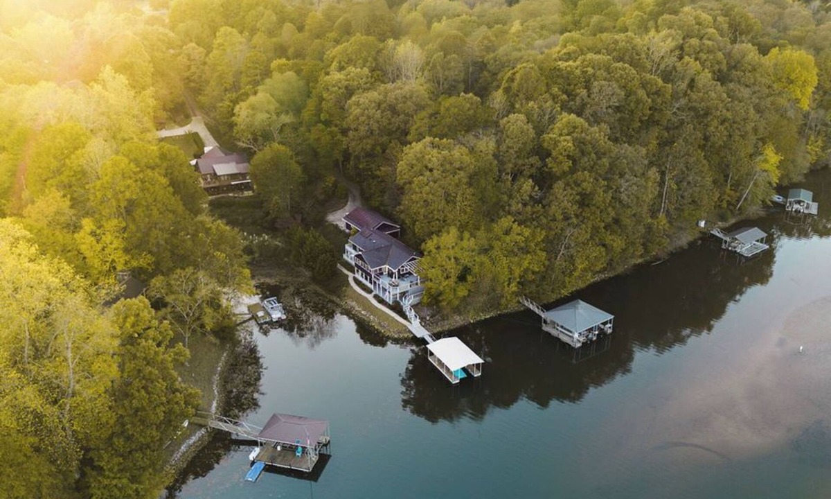 West Union House | Lake Keowee Home w Dock, Kayaks, Hot Tub!