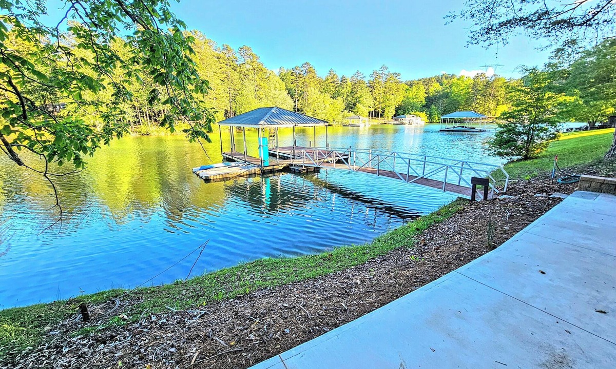 Six Mile House | Lake Keowee Lakefront Cove, Private Dock, Boat Parking, Kayaks & more