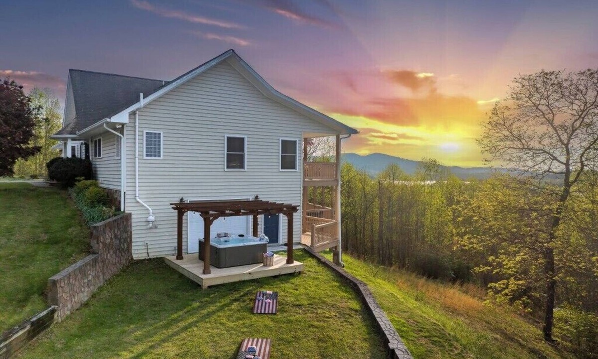 Hiawassee House | Lake & Mountain View's! Hot tub-Grill-Game Rm-Movie Rm-2 Mins To Lake Chatuge