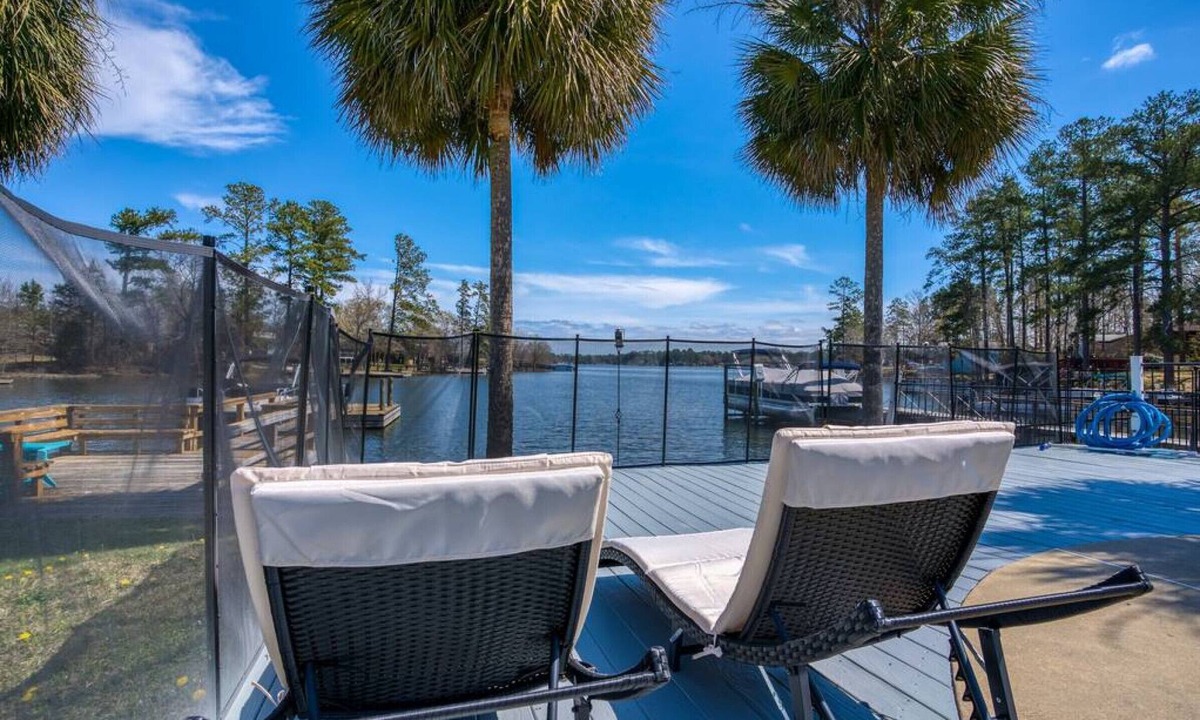 Leesville House | ✵Lake Murray | Lakeshore Lodge ✵ Waterfront + Pool