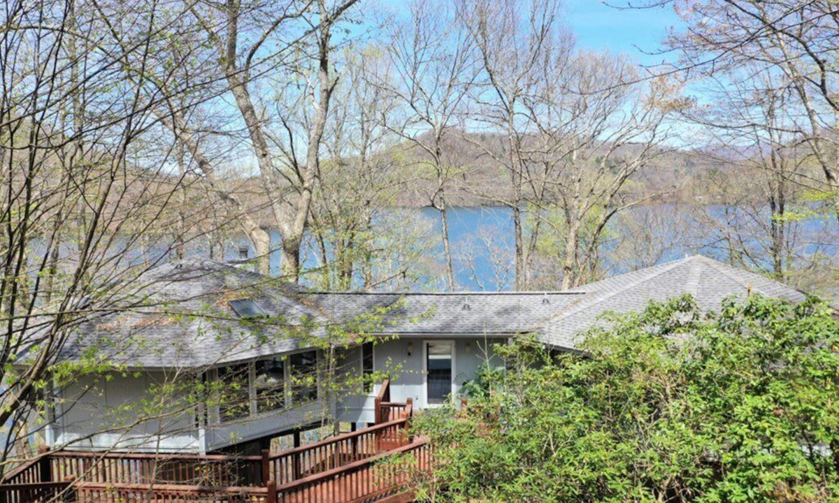 Topton Cabin | Lake Nantahala Lakefront Treehouse with private dock and hot tub.