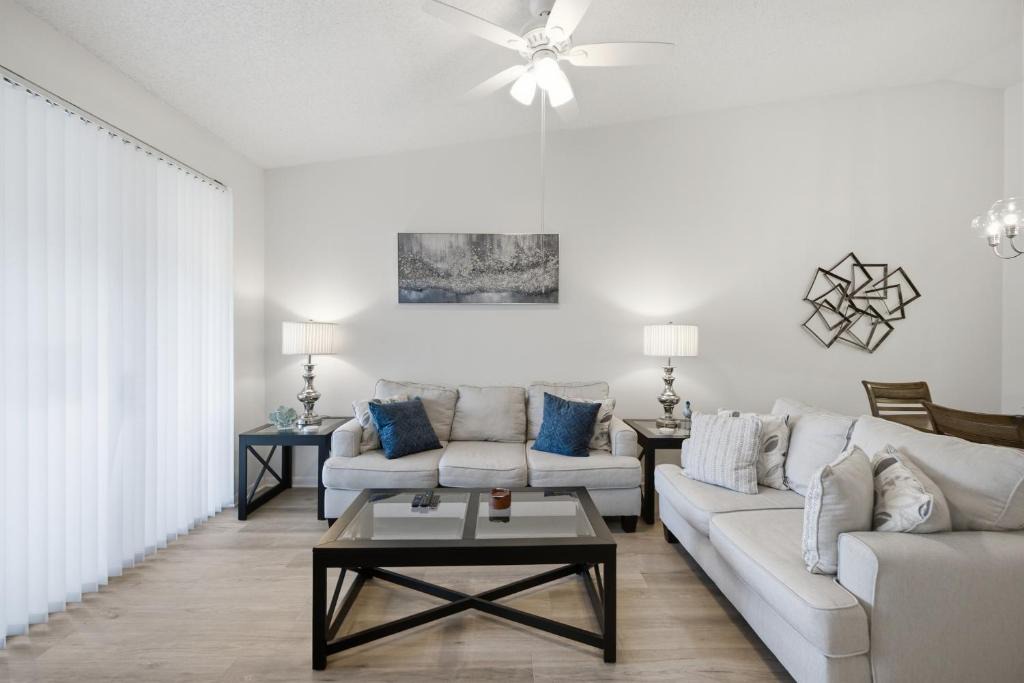 South Bradenton House | Lakefront 2BR condo near IMG - Pool, Pickleball, Tennis - Tropical Gulf Retreat