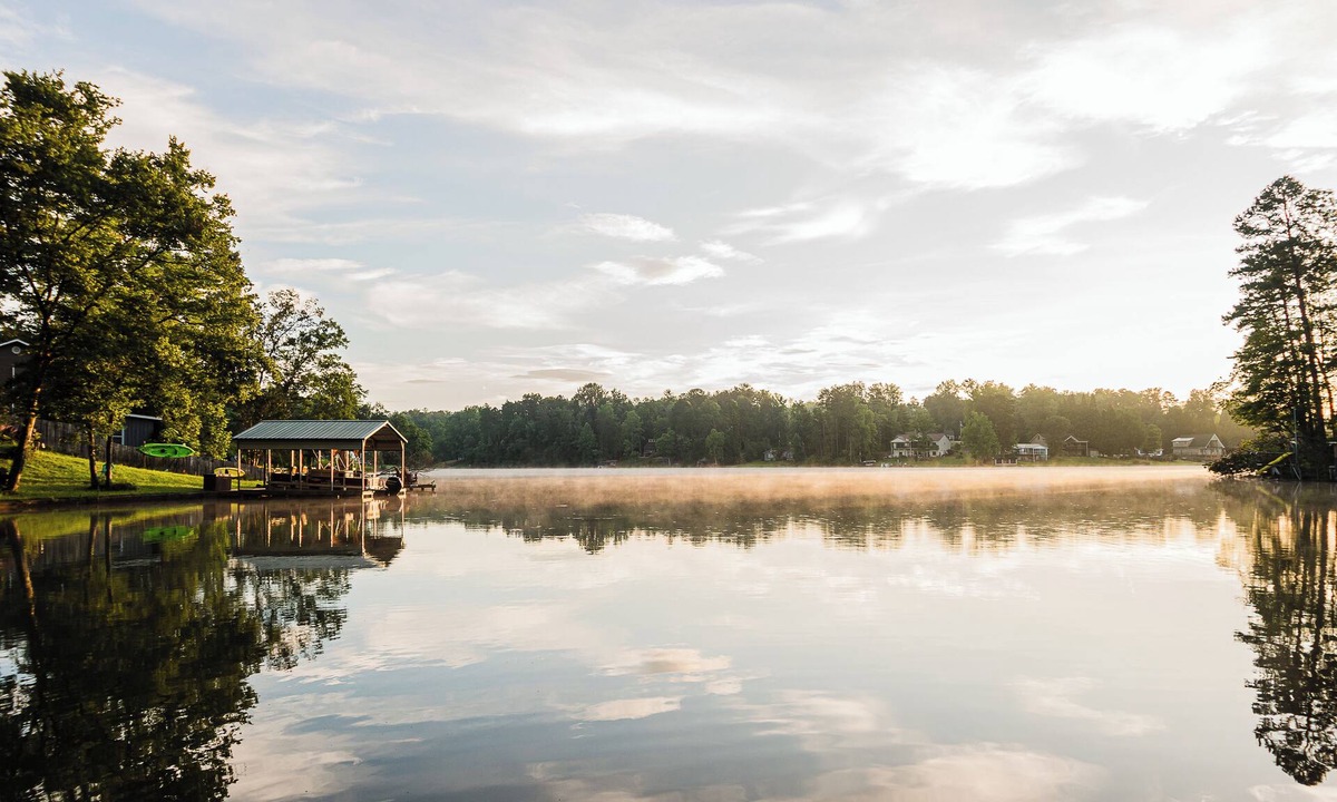 Oconee County Apartment | Lakefront 2BR w/Dock Access, Kayaks & Patio, Step-Free Entry, Sleeps 5