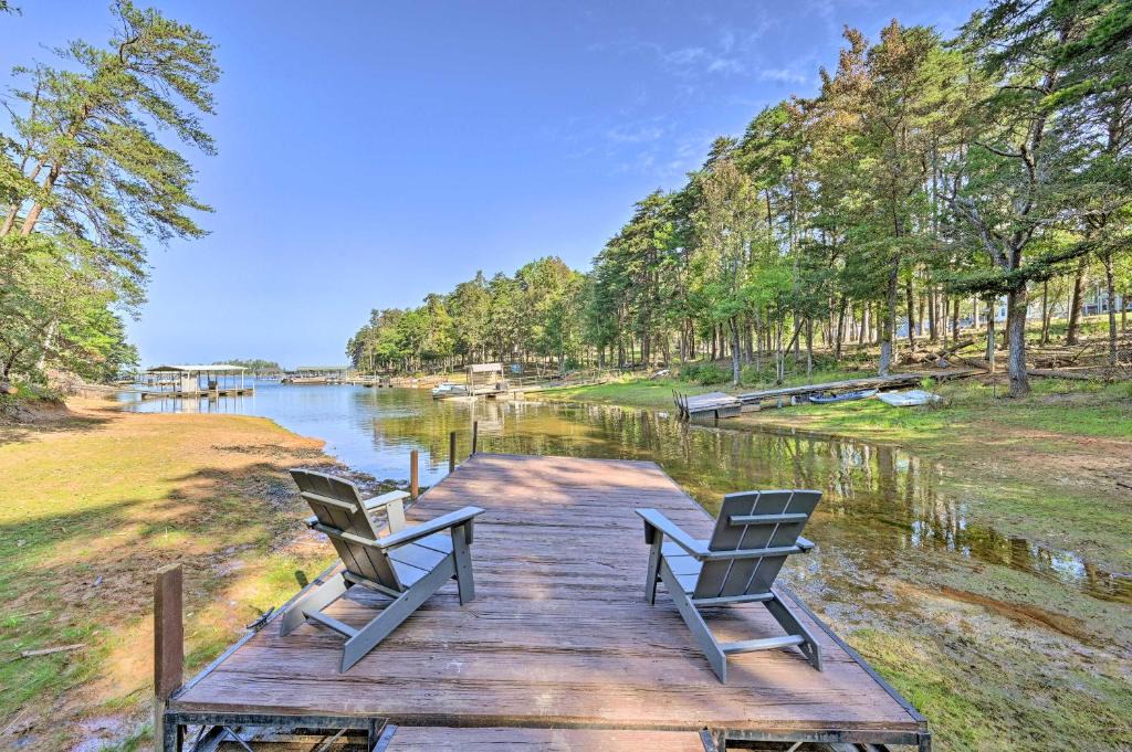 Anderson House | Lakefront Anderson Paradise: Dock, Fire Pit!