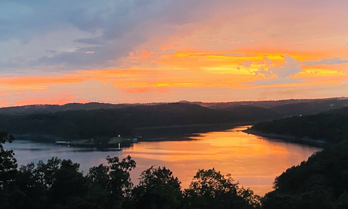 Elizabeth Cabin | Lakefront Cabin in Ozark Mountains with Hot Tub amazing views & sunsets - Remote