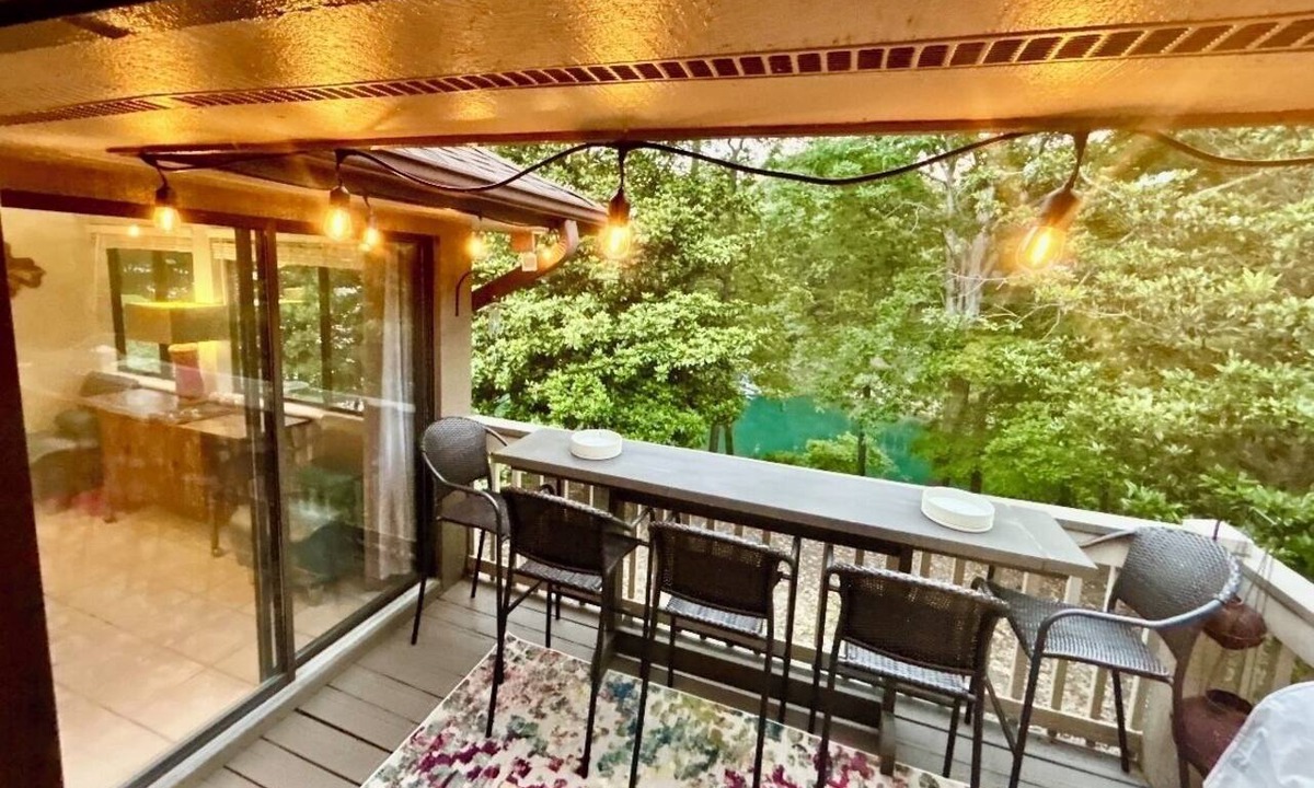 Salem Condo | Lakefront Condo Lake Keowee Resort Amenity Modern Luxury Vibe Dog Friendly